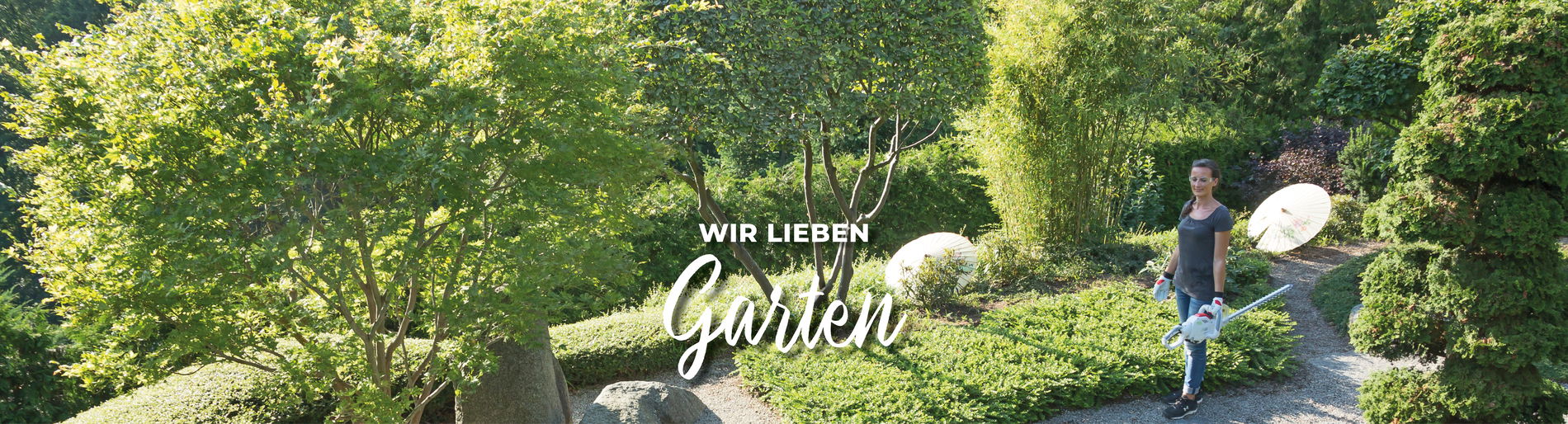 Frau läuft durch einen wunderschönen Garten